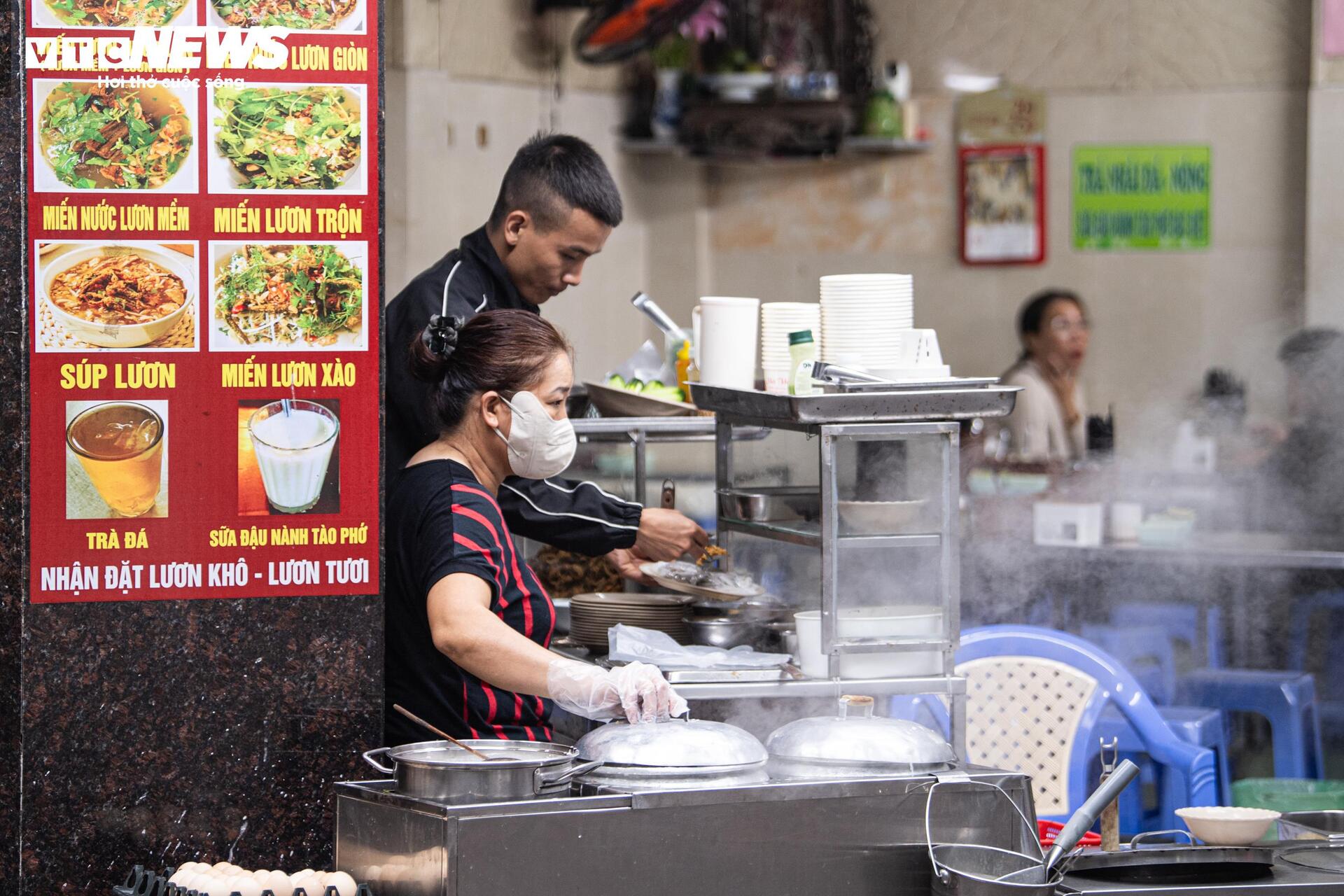 Không khí lạnh tăng cường, người Hà Nội co ro trong mưa lạnh 18°C- Ảnh 17.