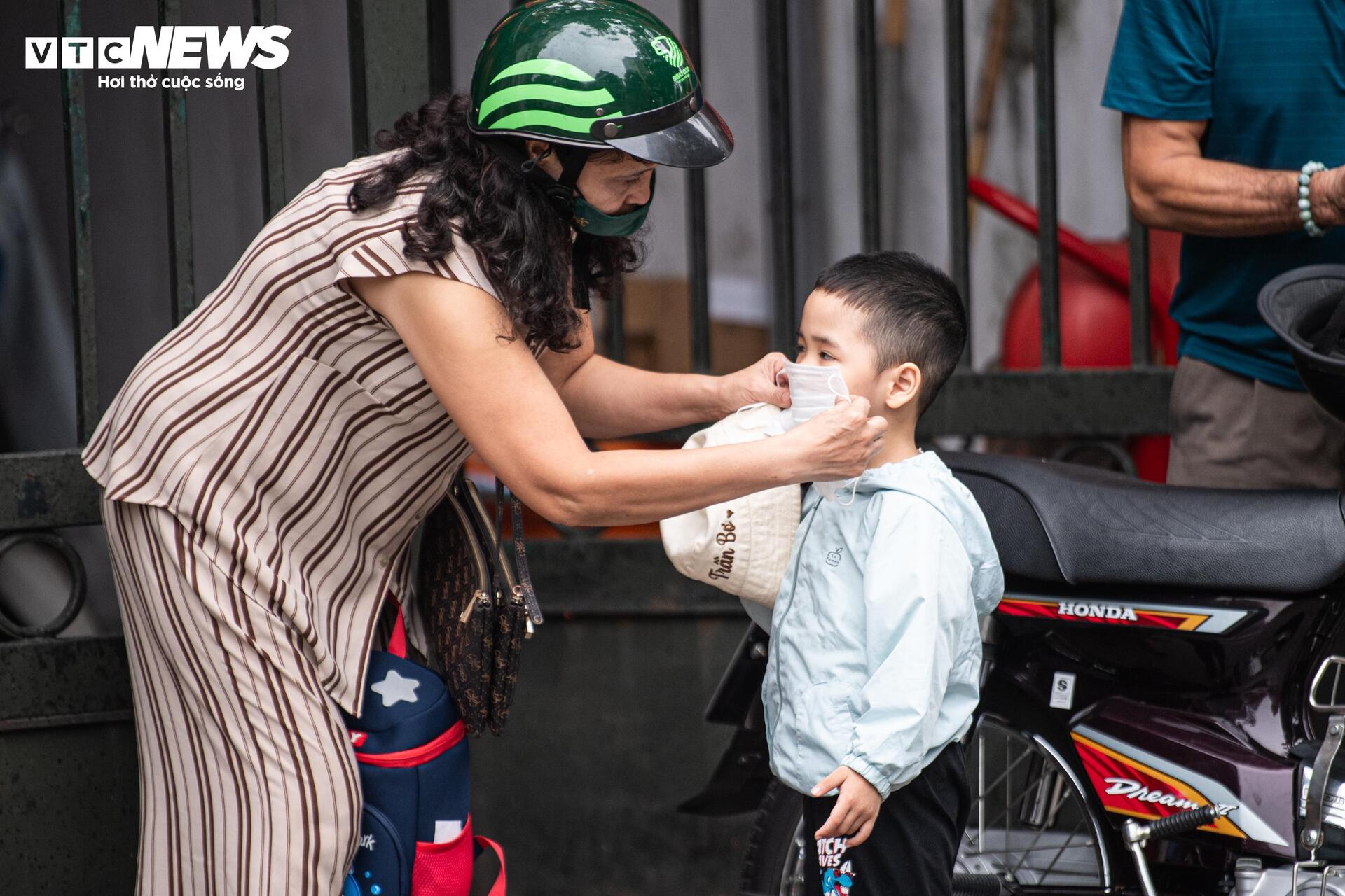 Không khí lạnh tăng cường, người Hà Nội co ro trong mưa lạnh 18°C- Ảnh 12.