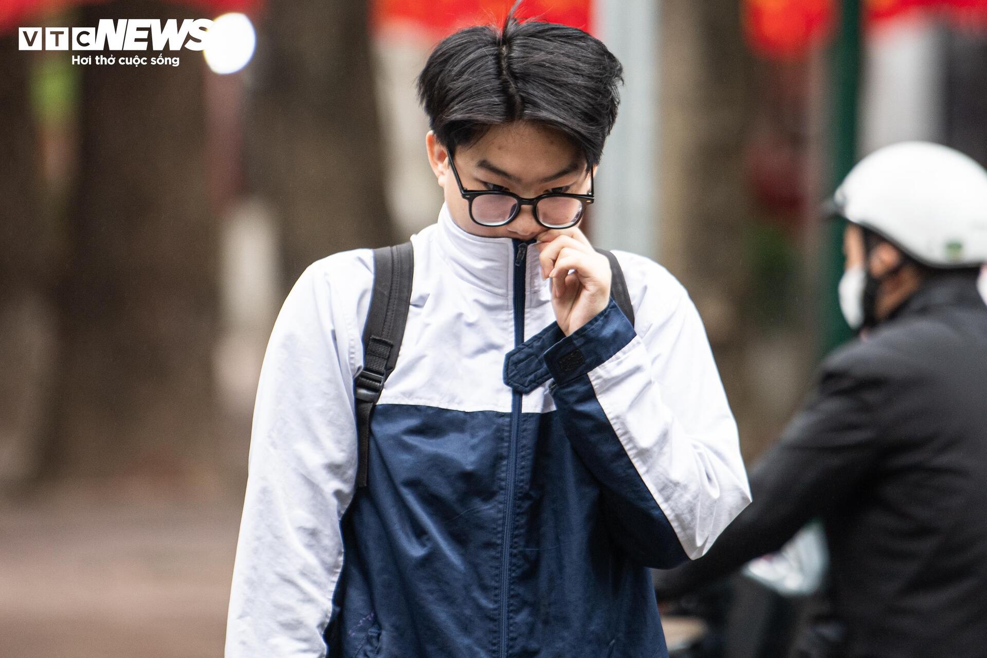 Không khí lạnh tăng cường, người Hà Nội co ro trong mưa lạnh 18°C- Ảnh 16.