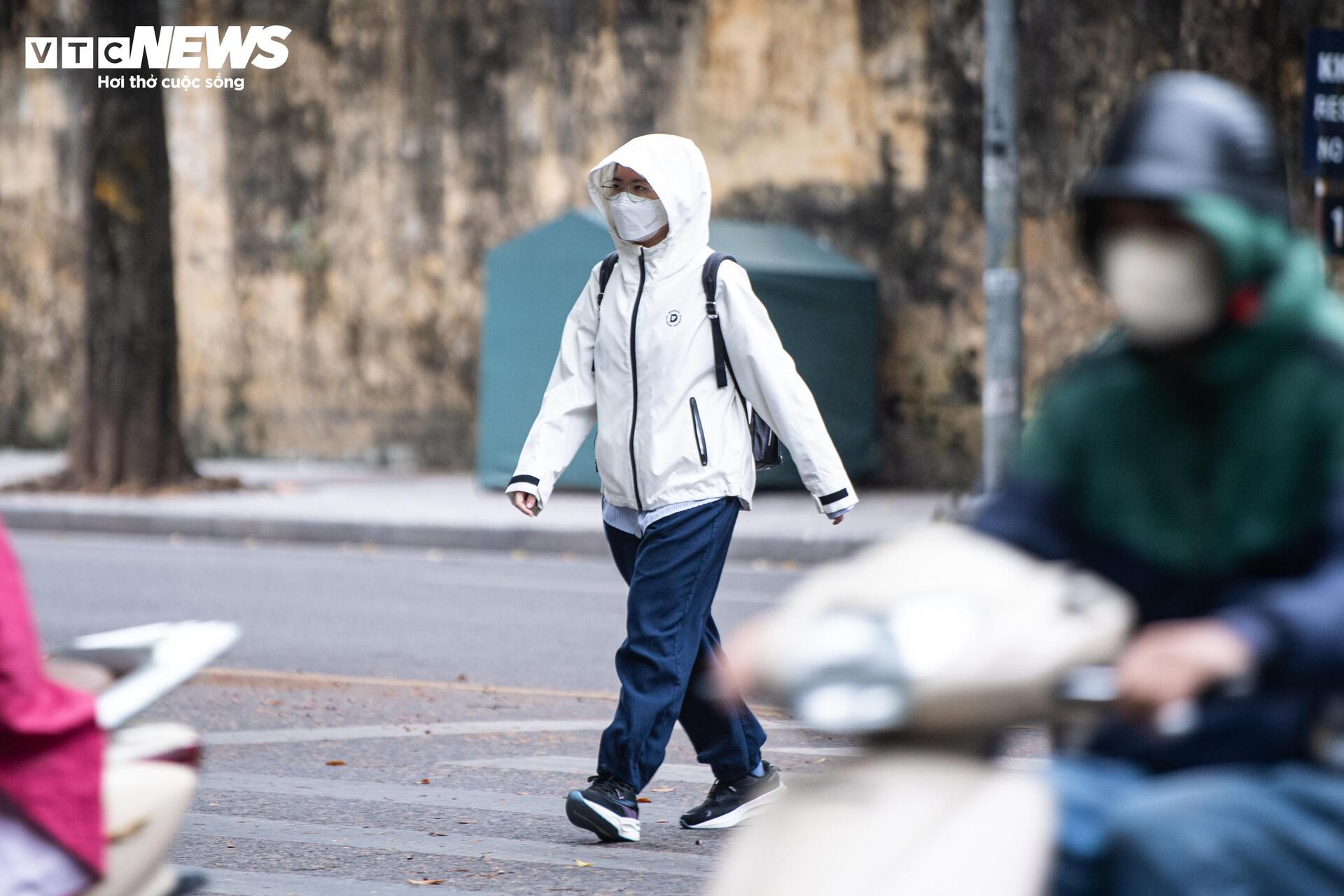 Không khí lạnh tăng cường, người Hà Nội co ro trong mưa lạnh 18°C- Ảnh 15.