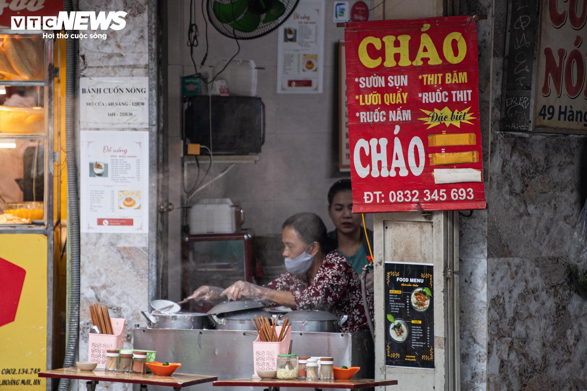 Không khí lạnh tăng cường, người Hà Nội co ro trong mưa lạnh 18°C- Ảnh 18.