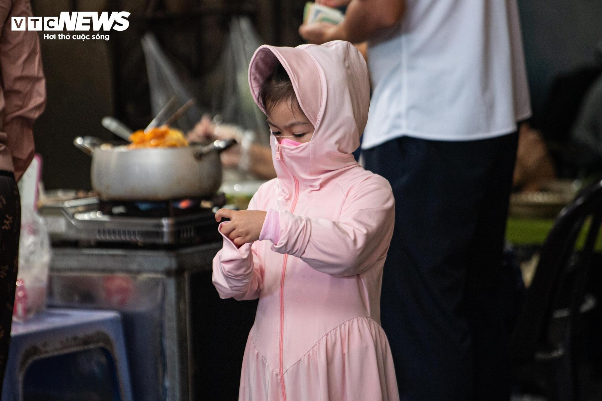 Không khí lạnh tăng cường, người Hà Nội co ro trong mưa lạnh 18°C- Ảnh 13.