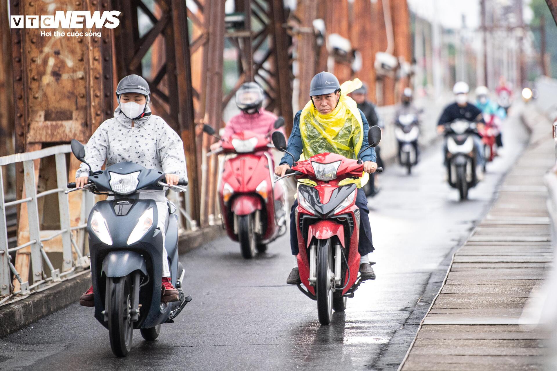 Không khí lạnh tăng cường, người Hà Nội co ro trong mưa lạnh 18°C- Ảnh 1.