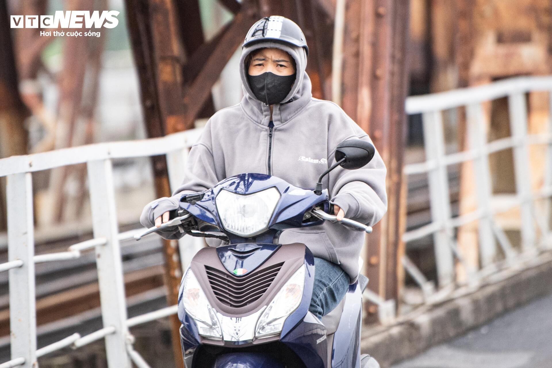 Không khí lạnh tăng cường, người Hà Nội co ro trong mưa lạnh 18°C- Ảnh 5.