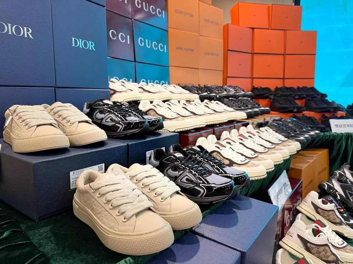 Theo dõi 2 xe tải chạy xuyên biên giới, công an triệt phá đường dây buôn bán hàng hiệu Nike, Adidas và Gucci giả, tịch thu hơn 18.000 sản phẩm trị giá 33 tỷ đồng- Ảnh 1. Theo dõi 2 xe tải chạy xuyên biên giới, công an triệt phá đường dây buôn bán hàng hiệu Nike, Adidas và Gucci giả, tịch thu hơn 18.000 sản phẩm trị giá 33 tỷ đồng- Ảnh 1.