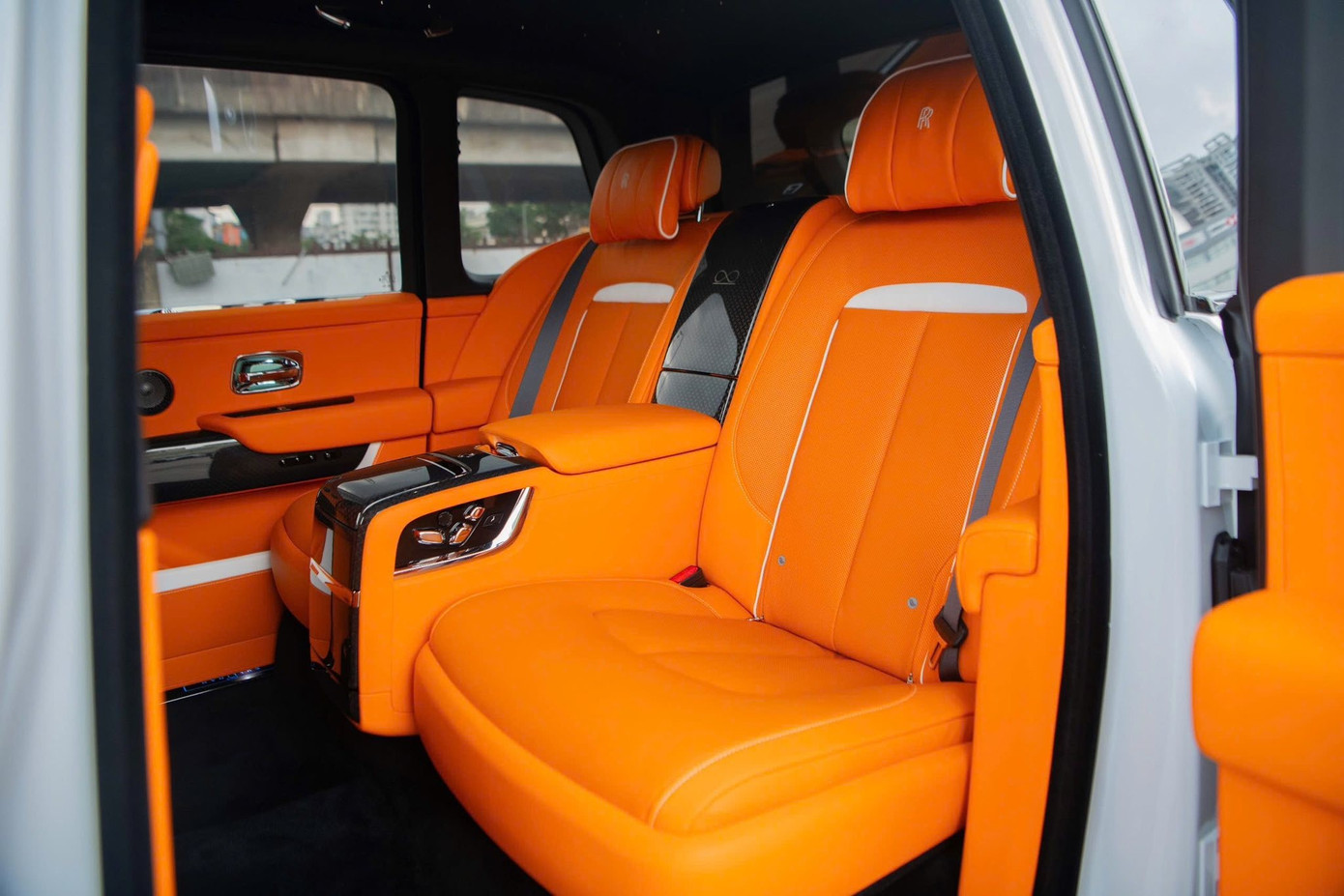 Cận cảnh Rolls-Royce Cullinan Black Badge 2025 đầu tiên về Việt Nam- Ảnh 11. Cận cảnh Rolls-Royce Cullinan Black Badge 2025 đầu tiên về Việt Nam- Ảnh 11.