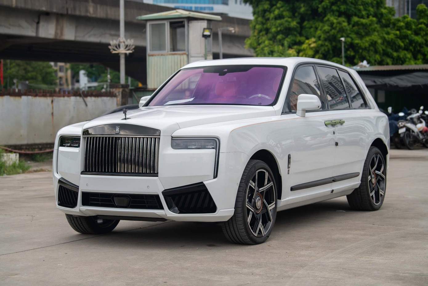 Cận cảnh Rolls-Royce Cullinan Black Badge 2025 đầu tiên về Việt Nam- Ảnh 17. Cận cảnh Rolls-Royce Cullinan Black Badge 2025 đầu tiên về Việt Nam- Ảnh 17.