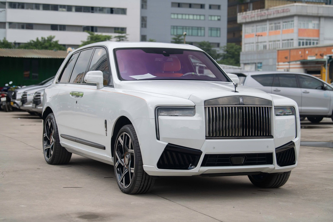 Cận cảnh Rolls-Royce Cullinan Black Badge 2025 đầu tiên về Việt Nam- Ảnh 1. Cận cảnh Rolls-Royce Cullinan Black Badge 2025 đầu tiên về Việt Nam- Ảnh 1.