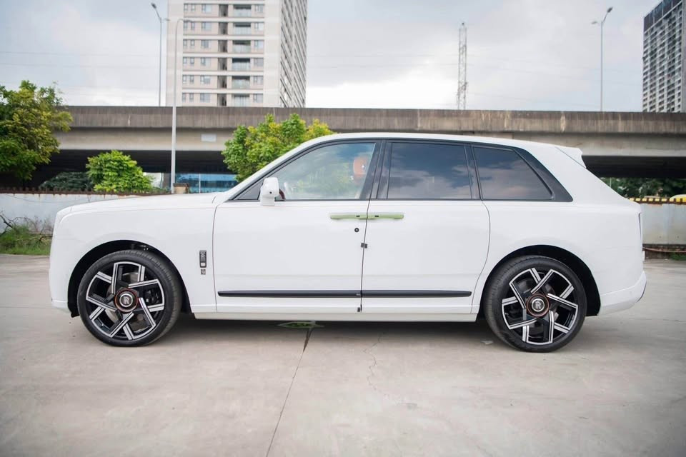 Cận cảnh Rolls-Royce Cullinan Black Badge 2025 đầu tiên về Việt Nam- Ảnh 7. Cận cảnh Rolls-Royce Cullinan Black Badge 2025 đầu tiên về Việt Nam- Ảnh 7.