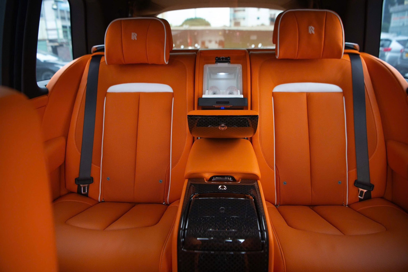 Cận cảnh Rolls-Royce Cullinan Black Badge 2025 đầu tiên về Việt Nam- Ảnh 14. Cận cảnh Rolls-Royce Cullinan Black Badge 2025 đầu tiên về Việt Nam- Ảnh 14.
