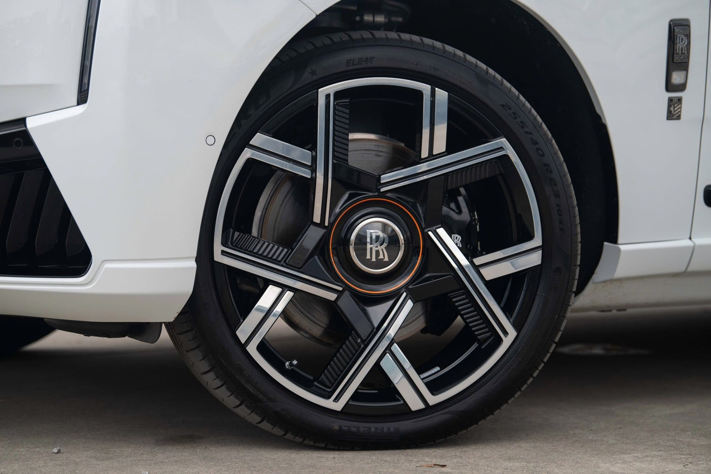 Cận cảnh Rolls-Royce Cullinan Black Badge 2025 đầu tiên về Việt Nam- Ảnh 8. Cận cảnh Rolls-Royce Cullinan Black Badge 2025 đầu tiên về Việt Nam- Ảnh 8.