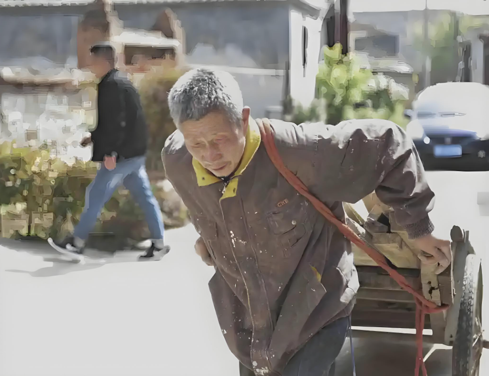 Con trai mất tích, cha mẹ còng lưng trả nợ 12 tỷ suốt 13 năm: Ngày mở két sắt con để lại, thứ bên trong khiến họ ngã quỵ- Ảnh 2. Con trai mất tích, cha mẹ còng lưng trả nợ 12 tỷ suốt 13 năm: Ngày mở két sắt con để lại, thứ bên trong khiến họ ngã quỵ- Ảnh 2.