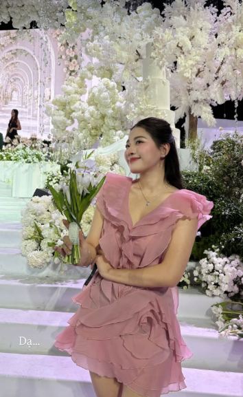 Bất ngờ thân thế cô gái bắt được hoa cưới của Đỗ Hà - Viết Vương- Ảnh 2. Bất ngờ thân thế cô gái bắt được hoa cưới của Đỗ Hà - Viết Vương- Ảnh 2.