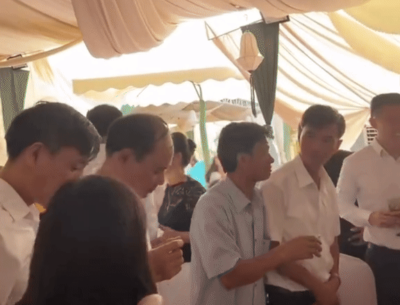 Lý giải cơn sốt đám cưới Viết Vương - Hoa hậu Đỗ Hà ở quê nhà Thanh Hóa, Quảng Trị- Ảnh 5. Lý giải cơn sốt đám cưới Viết Vương - Hoa hậu Đỗ Hà ở quê nhà Thanh Hóa, Quảng Trị- Ảnh 5.