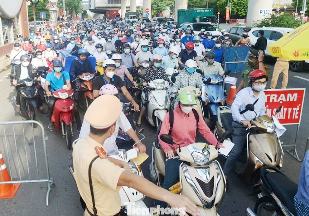 Chuyên gia: Đề xuất bố trí lệch giờ học, giờ làm giúp giảm ùn tắc giao thông ngay- Ảnh 2. Chuyên gia: Đề xuất bố trí lệch giờ học, giờ làm giúp giảm ùn tắc giao thông ngay- Ảnh 2.