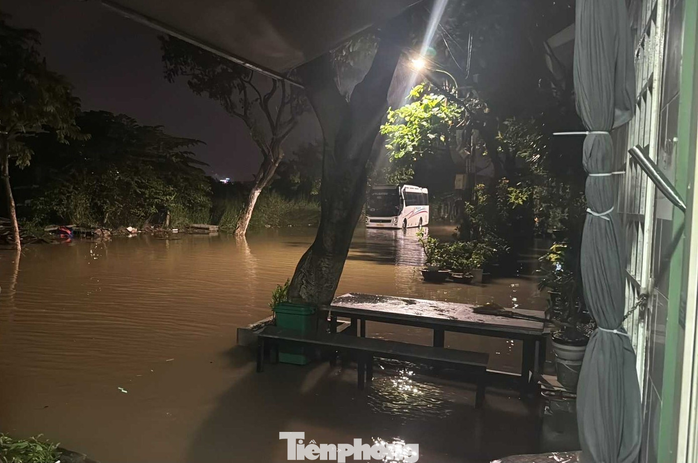 Nước ‘bủa vây’ khu dân cư Đà Nẵng trong đêm- Ảnh 6.