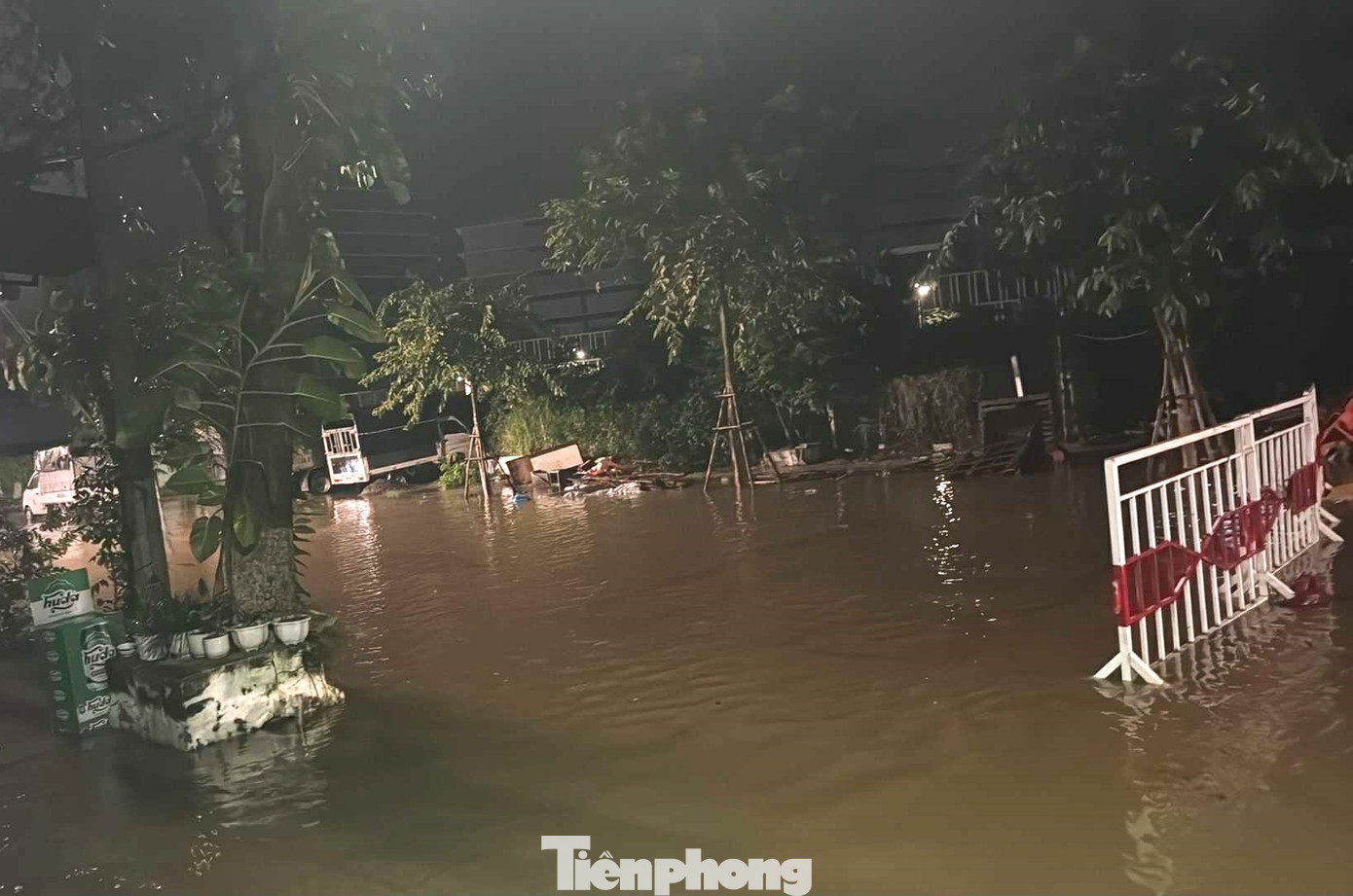 Nước ‘bủa vây’ khu dân cư Đà Nẵng trong đêm- Ảnh 1.
