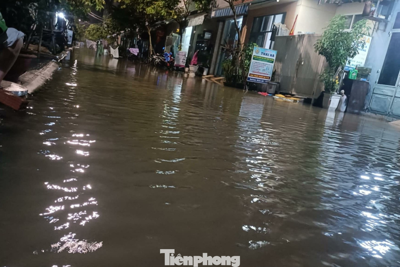 Nước ‘bủa vây’ khu dân cư Đà Nẵng trong đêm- Ảnh 2.