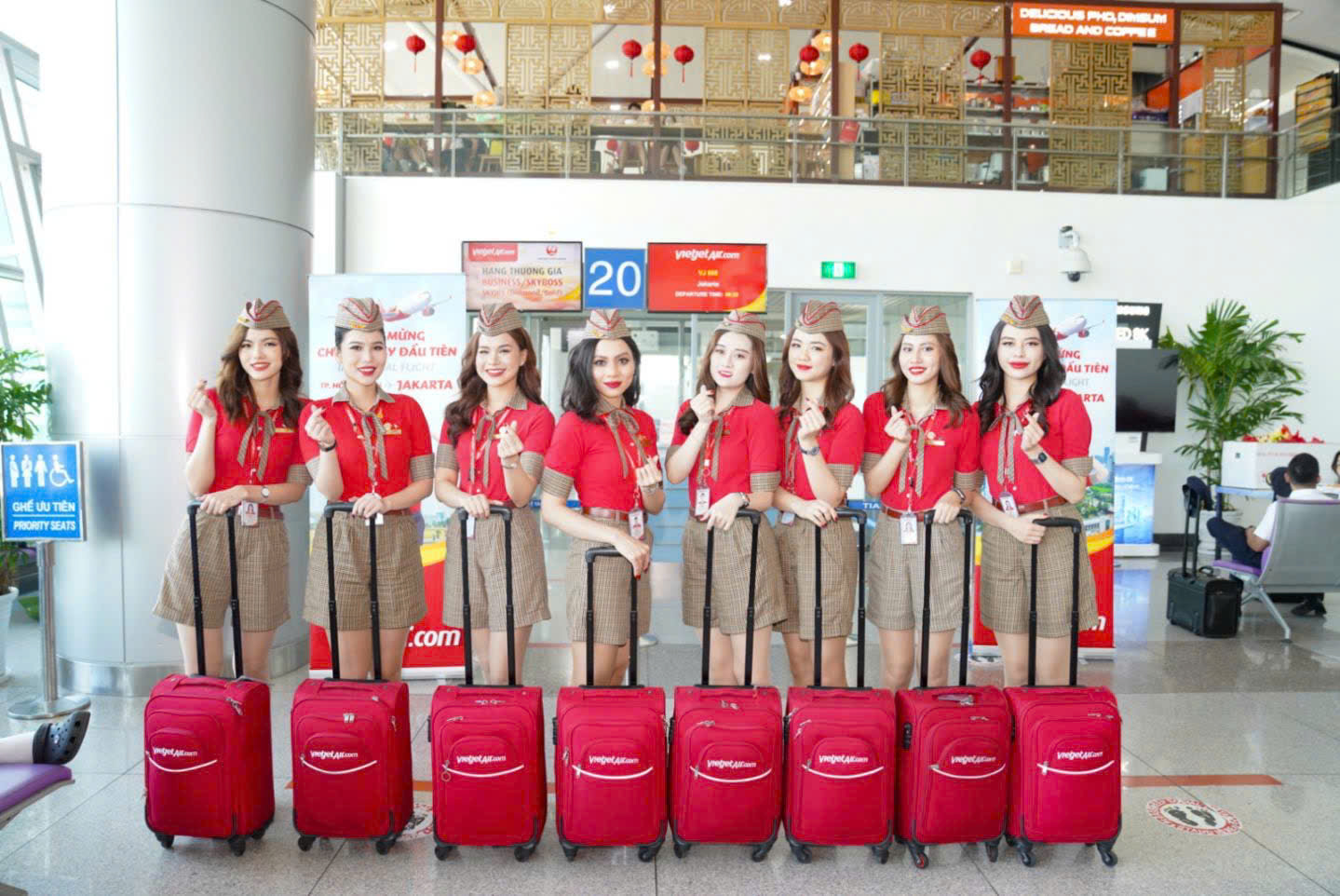 Đồng phục Vietjet Air được dân quốc tế khen nức nở vì đẹp- Ảnh 7. Đồng phục Vietjet Air được dân quốc tế khen nức nở vì đẹp- Ảnh 7.