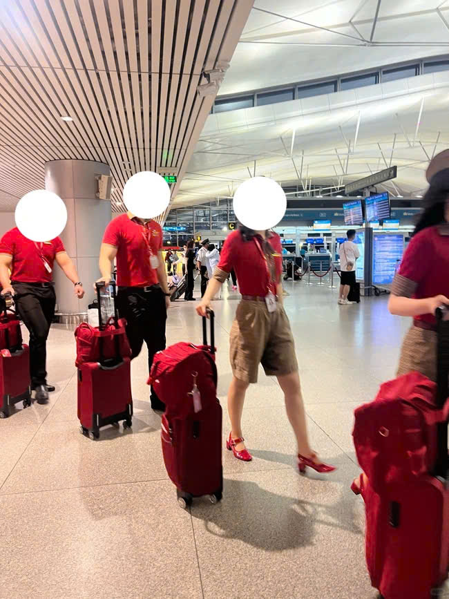 Đồng phục Vietjet Air được dân quốc tế khen nức nở vì đẹp- Ảnh 1. Đồng phục Vietjet Air được dân quốc tế khen nức nở vì đẹp- Ảnh 1.