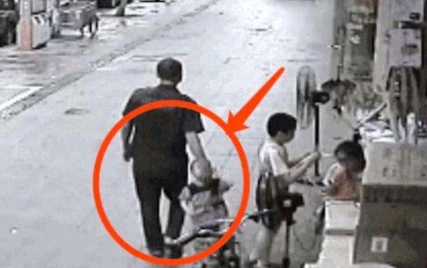 Bị kẻ buôn người kéo đi, đứa bé hoảng hốt nói 2 từ, ai ngờ thoát ngoạn mục!- Ảnh 1. Bị kẻ buôn người kéo đi, đứa bé hoảng hốt nói 2 từ, ai ngờ thoát ngoạn mục!- Ảnh 1.