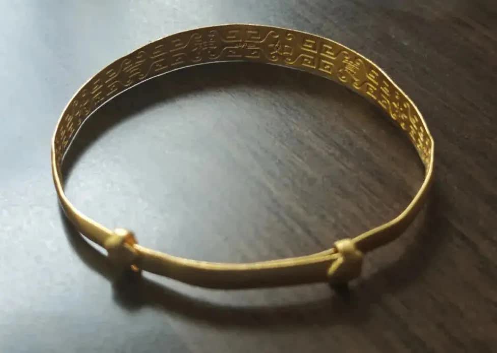 Rửa vòng vàng cho sạch, cân lên "bỗng" nhẹ đi 5,33g: Lộ tẩy chiêu thức tinh vi cướp vàng trắng trợn ngay trước mặt nạn nhân- Ảnh 1. Rửa vòng vàng cho sạch, cân lên "bỗng" nhẹ đi 5,33g: Lộ tẩy chiêu thức tinh vi cướp vàng trắng trợn ngay trước mặt nạn nhân- Ảnh 1.