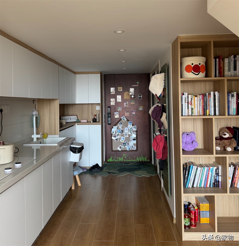 Căn hộ nhỏ 47m² nhưng sang như penthouse: Bí quyết nằm ở trần cao 4m và cửa sổ kính sát trần- Ảnh 3. Căn hộ nhỏ 47m² nhưng sang như penthouse: Bí quyết nằm ở trần cao 4m và cửa sổ kính sát trần- Ảnh 3.