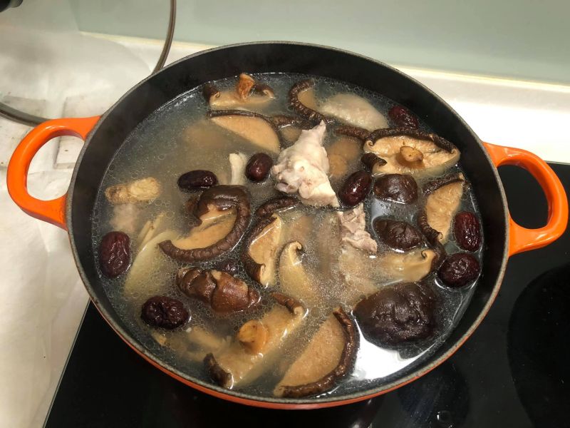 4 loại canh "dưỡng sinh" tuyệt vời mùa đông: Dễ nấu nhưng bổ phổi, ấm bụng, đẹp da còn tăng cường miễn dịch- Ảnh 1. 4 loại canh "dưỡng sinh" tuyệt vời mùa đông: Dễ nấu nhưng bổ phổi, ấm bụng, đẹp da còn tăng cường miễn dịch- Ảnh 1.