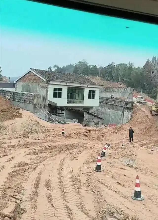 Gia chủ từ chối bồi thường 7 tỷ đồng và 3 lô đất khiến cao tốc phải chuyển hướng: “Trả gấp đôi, thêm chi phí sinh hoạt 5 năm mới di dời”- Ảnh 2. Gia chủ từ chối bồi thường 7 tỷ đồng và 3 lô đất khiến cao tốc phải chuyển hướng: “Trả gấp đôi, thêm chi phí sinh hoạt 5 năm mới di dời”- Ảnh 2.