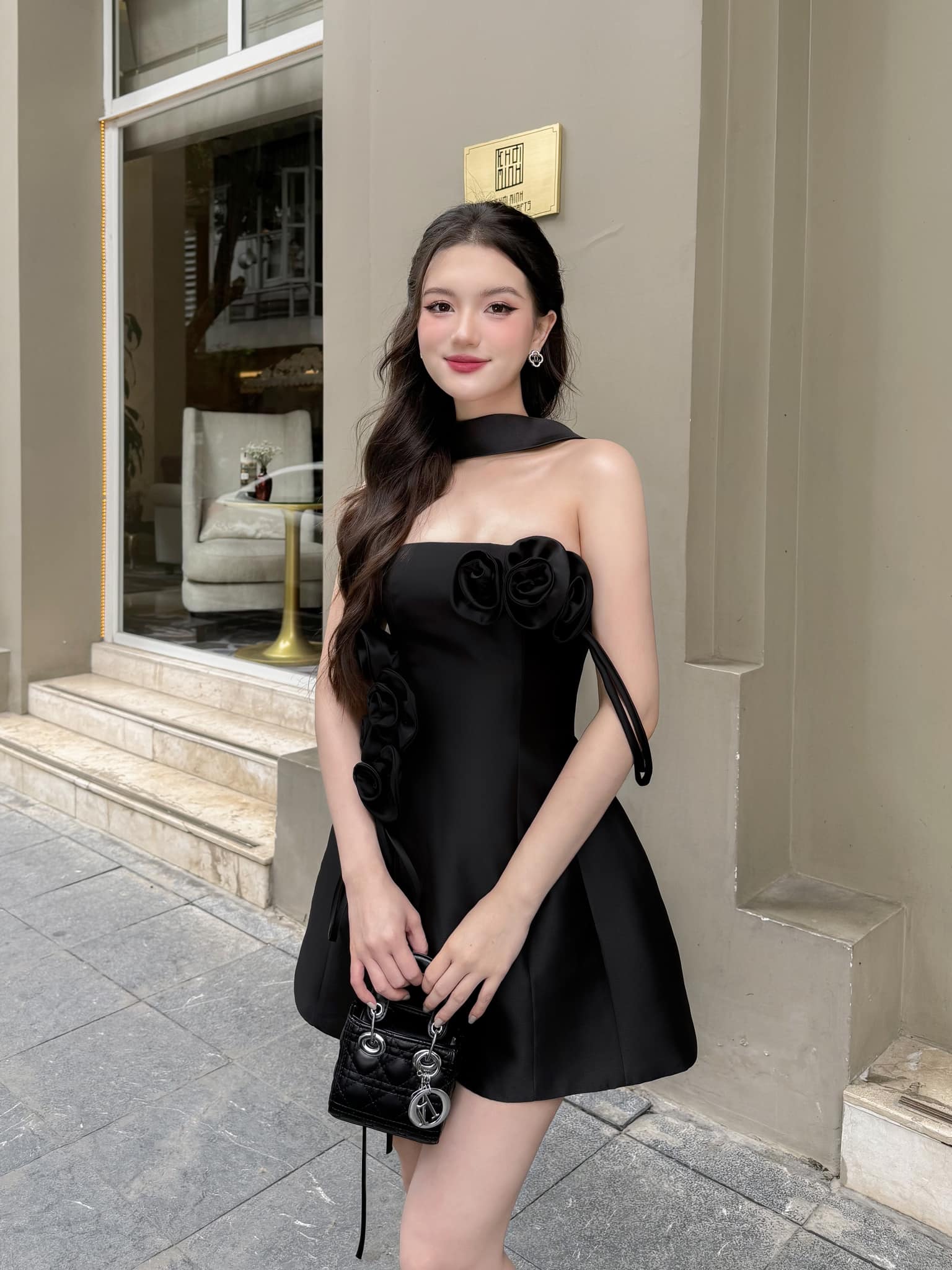 Chân dung cô gái xách vali cho Đỗ Hà ở Thanh Hoá gây sốt: Camera lia vội mà cũng cỡ này hả?- Ảnh 10. Chân dung cô gái xách vali cho Đỗ Hà ở Thanh Hoá gây sốt: Camera lia vội mà cũng cỡ này hả?- Ảnh 10.