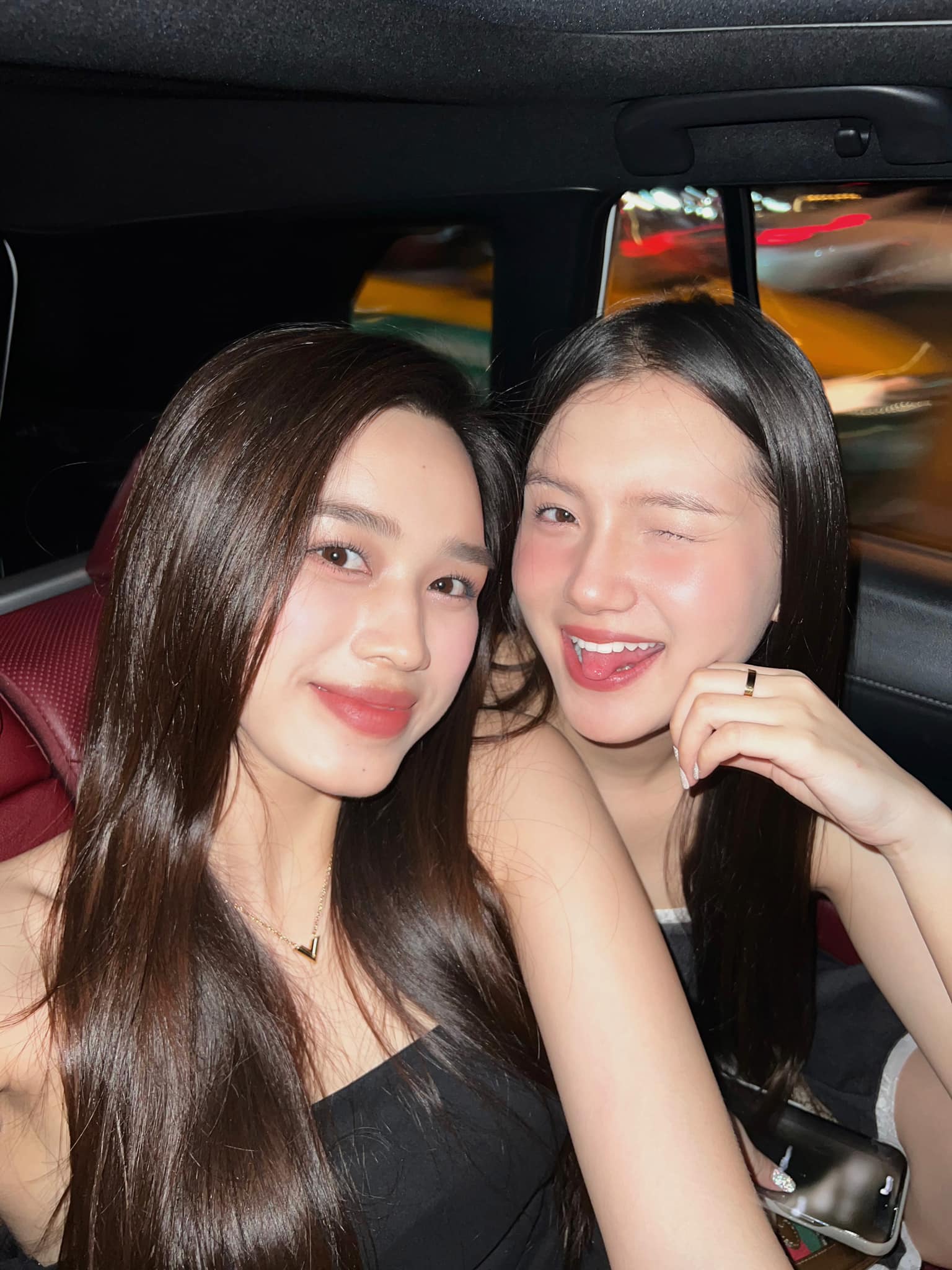 Chân dung cô gái xách vali cho Đỗ Hà ở Thanh Hoá gây sốt: Camera lia vội mà cũng cỡ này hả?- Ảnh 7. Chân dung cô gái xách vali cho Đỗ Hà ở Thanh Hoá gây sốt: Camera lia vội mà cũng cỡ này hả?- Ảnh 7.