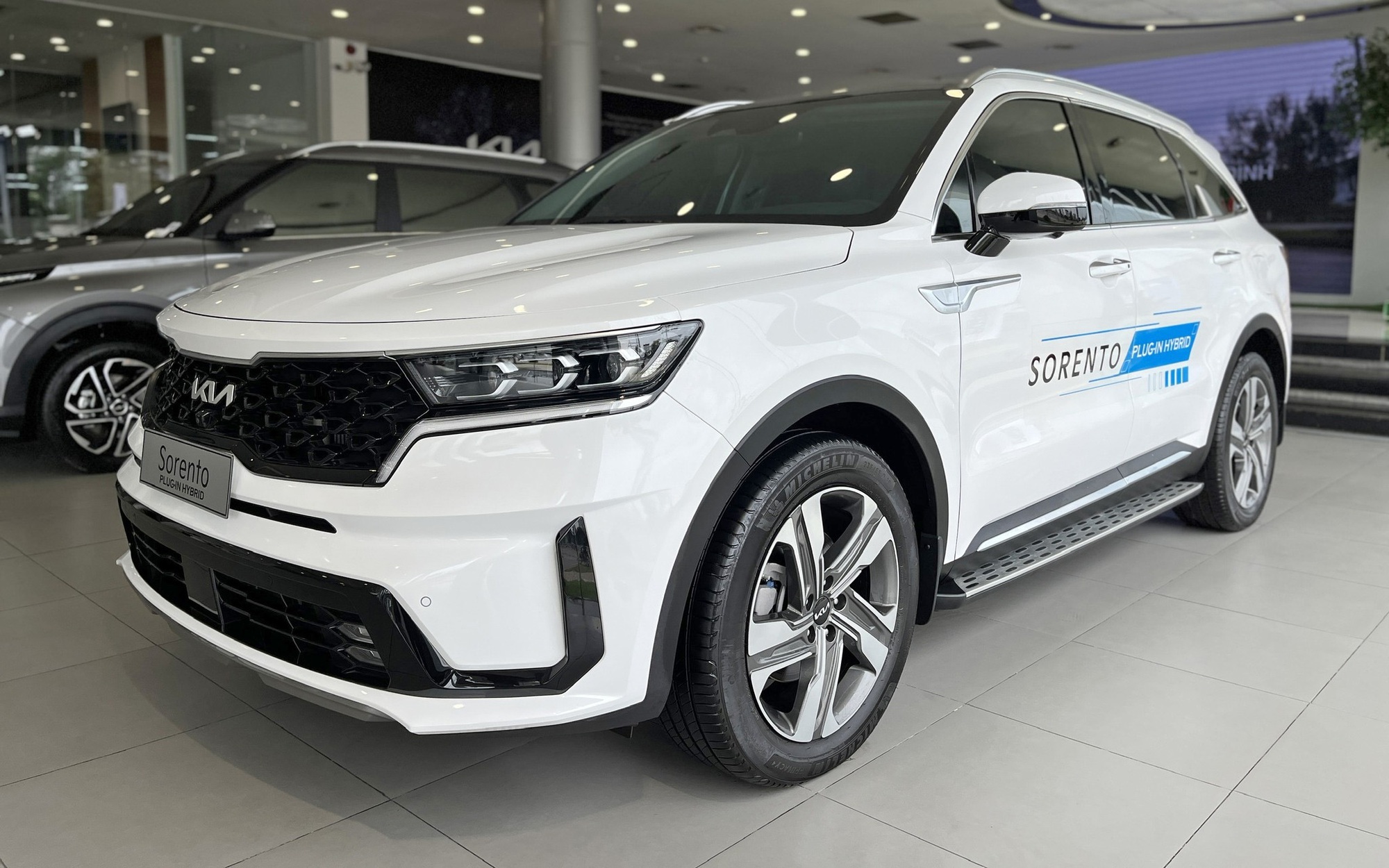 Kia Sorento PHEV giảm 150 triệu đồng tại đại lý: Giá thực tế rẻ hơn ban đầu 410 triệu đồng nhưng người mua phải đánh đổi 2 điều- Ảnh 1. Kia Sorento PHEV giảm 150 triệu đồng tại đại lý: Giá thực tế rẻ hơn ban đầu 410 triệu đồng nhưng người mua phải đánh đổi 2 điều- Ảnh 1.
