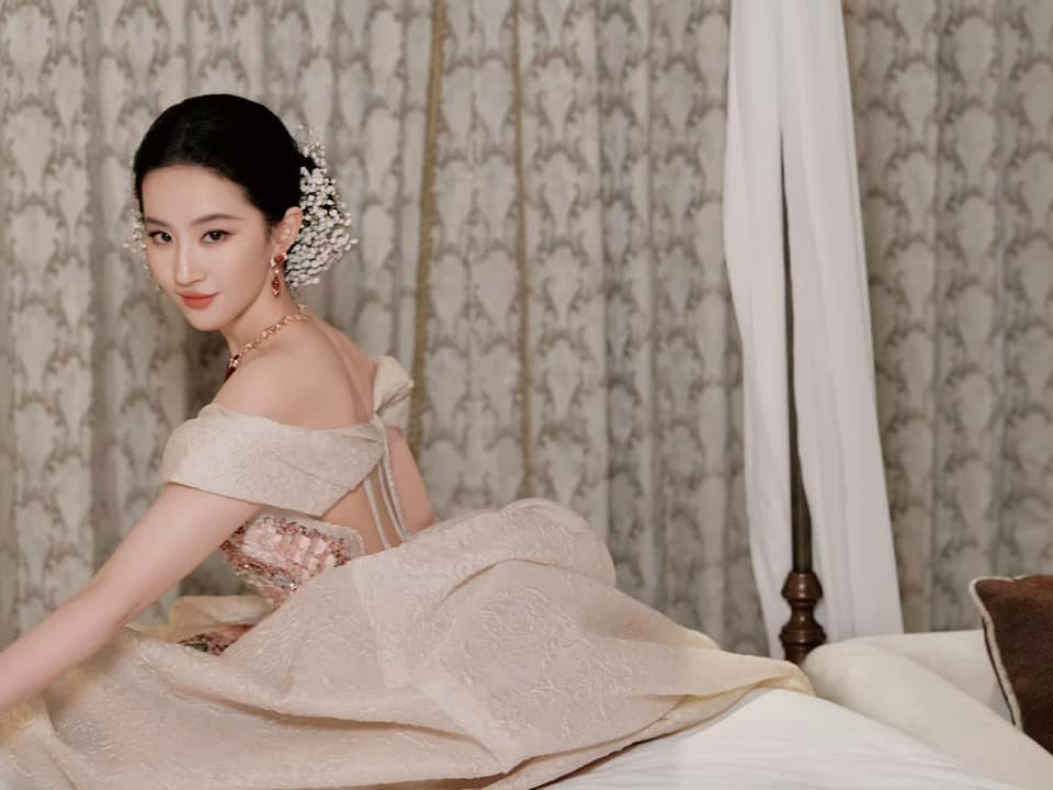 Nhìn ảnh mới của Lưu Diệc Phi mới thấy: Nét tướng “ngậm ngọc trong miệng”, cả đời hưởng phú quý- Ảnh 2. Nhìn ảnh mới của Lưu Diệc Phi mới thấy: Nét tướng “ngậm ngọc trong miệng”, cả đời hưởng phú quý- Ảnh 2.