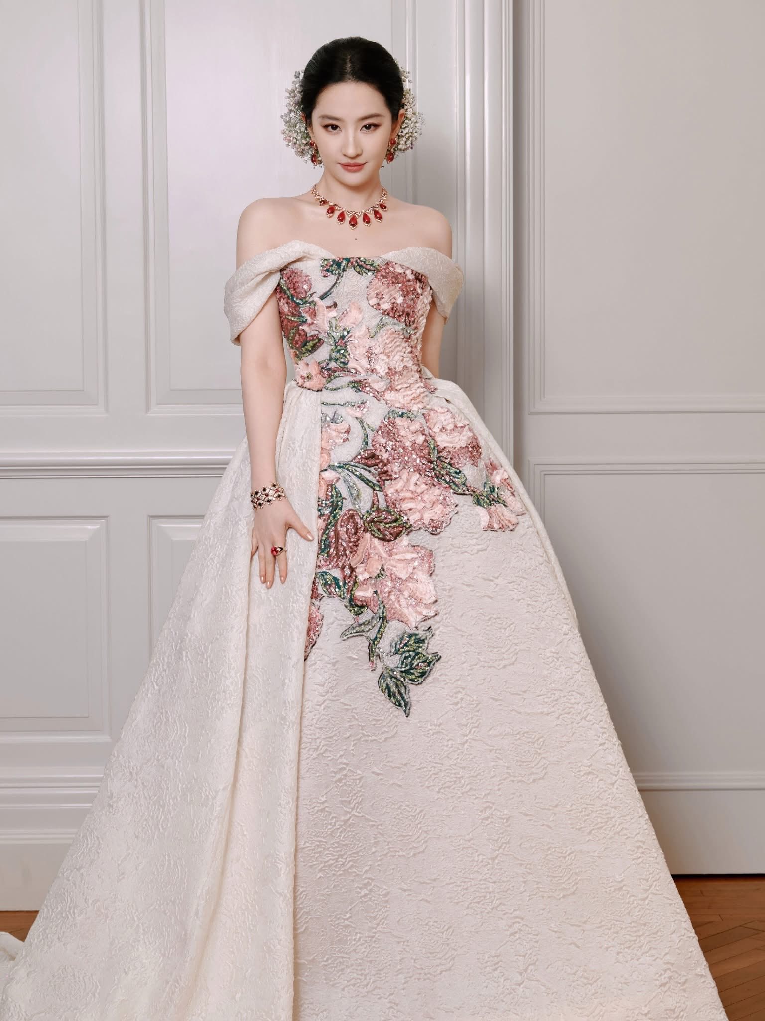 Hot nhất Weibo hiện tại: Nhan sắc của Lưu Diệc Phi khiến 110 triệu người phải… xem lại lịch- Ảnh 3. Hot nhất Weibo hiện tại: Nhan sắc của Lưu Diệc Phi khiến 110 triệu người phải… xem lại lịch- Ảnh 3.