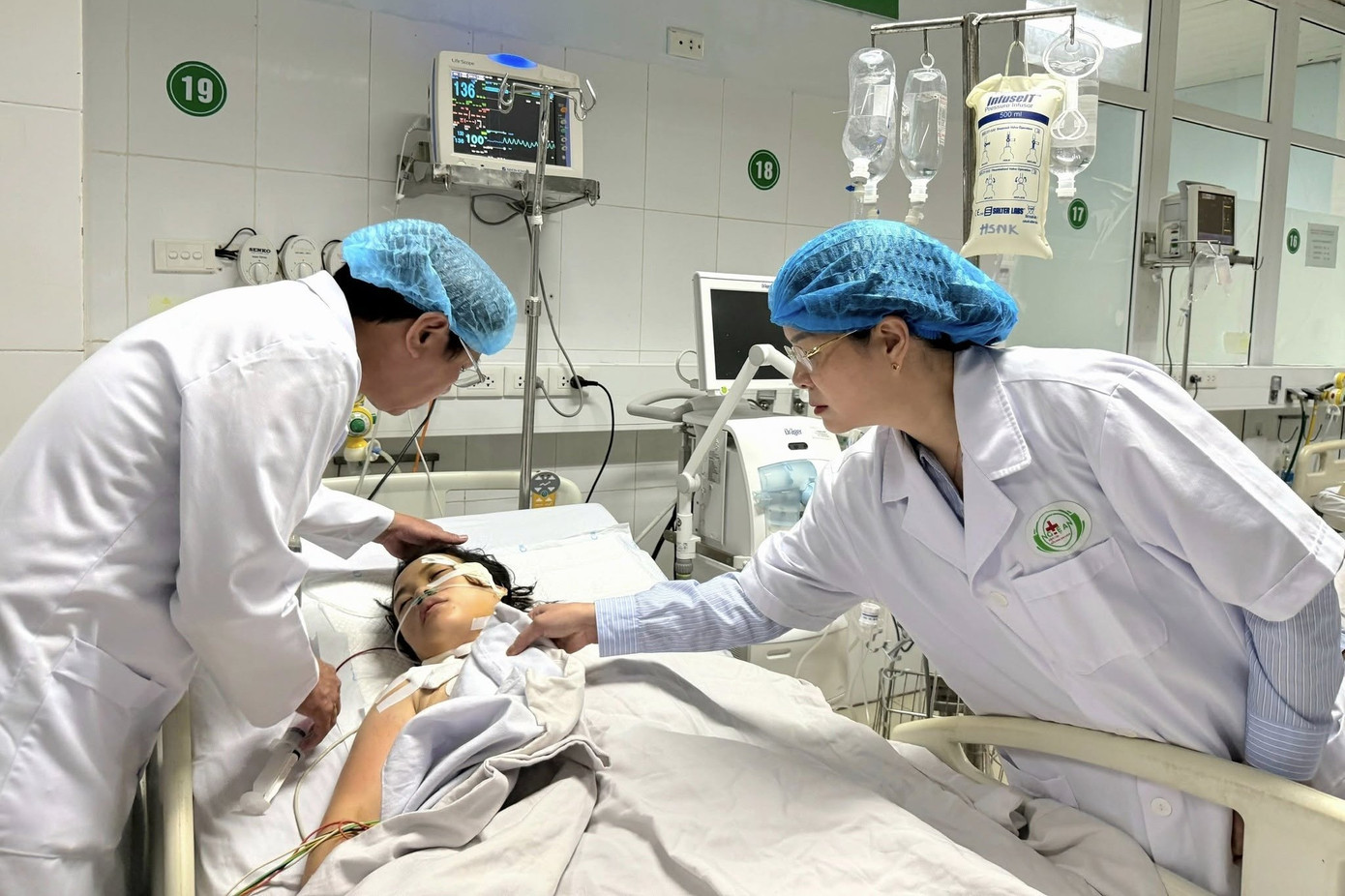 5 phút cuồng loạn của kẻ truy sát khiến 7 người trong bệnh viện bị thương- Ảnh 1. 5 phút cuồng loạn của kẻ truy sát khiến 7 người trong bệnh viện bị thương- Ảnh 1.