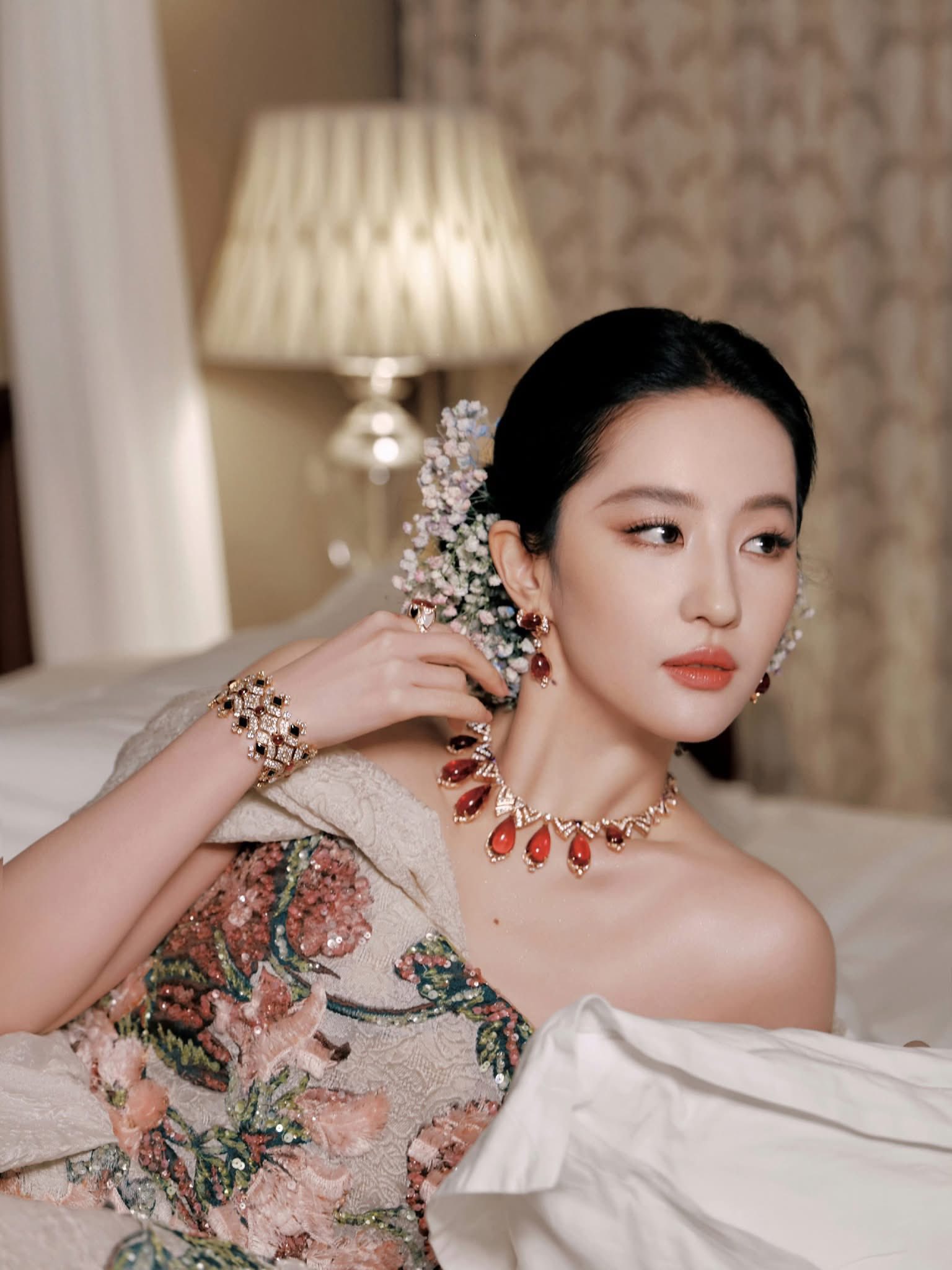Hot nhất Weibo hiện tại: Nhan sắc của Lưu Diệc Phi khiến 110 triệu người phải… xem lại lịch- Ảnh 4. Hot nhất Weibo hiện tại: Nhan sắc của Lưu Diệc Phi khiến 110 triệu người phải… xem lại lịch- Ảnh 4.