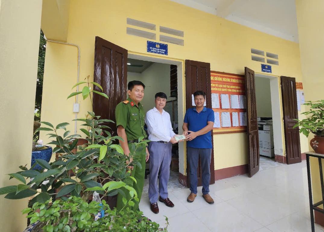 Bỗng dưng nhận 24.313.760 đồng vào tài khoản tên Phùng Tiến Dũng, chờ 3 tuần không ai liên hệ người đàn ông liền làm điều bất ngờ- Ảnh 1. Bỗng dưng nhận 24.313.760 đồng vào tài khoản tên Phùng Tiến Dũng, chờ 3 tuần không ai liên hệ người đàn ông liền làm điều bất ngờ- Ảnh 1.