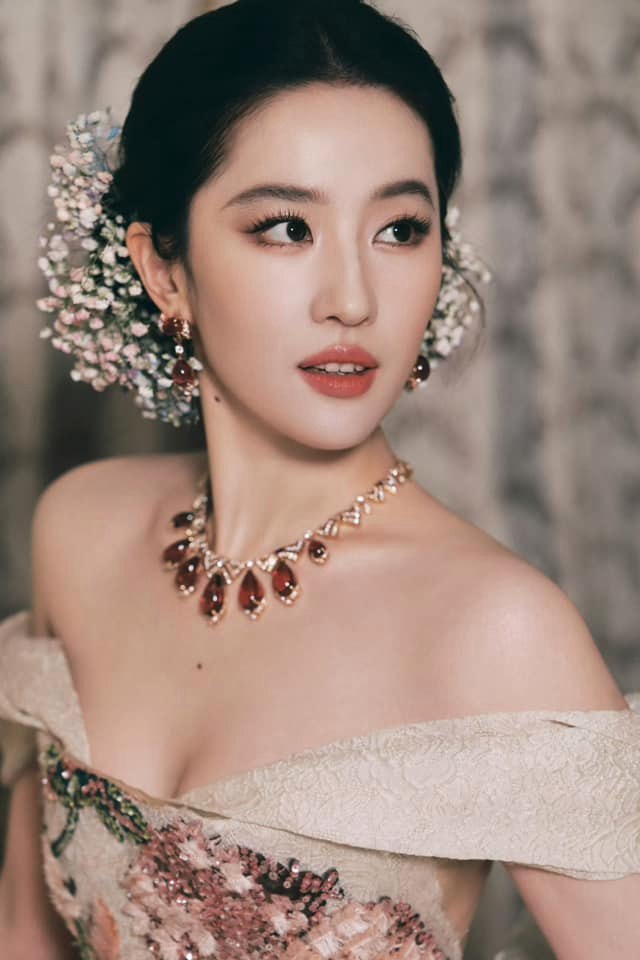 Nhìn ảnh mới của Lưu Diệc Phi mới thấy: Nét tướng “ngậm ngọc trong miệng”, cả đời hưởng phú quý- Ảnh 4. Nhìn ảnh mới của Lưu Diệc Phi mới thấy: Nét tướng “ngậm ngọc trong miệng”, cả đời hưởng phú quý- Ảnh 4.