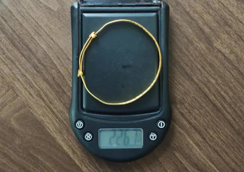 Rửa vòng vàng cho sạch, cân lên "bỗng" nhẹ đi 5,33g: Lộ tẩy chiêu thức tinh vi cướp vàng trắng trợn ngay trước mặt nạn nhân- Ảnh 3. Rửa vòng vàng cho sạch, cân lên "bỗng" nhẹ đi 5,33g: Lộ tẩy chiêu thức tinh vi cướp vàng trắng trợn ngay trước mặt nạn nhân- Ảnh 3.