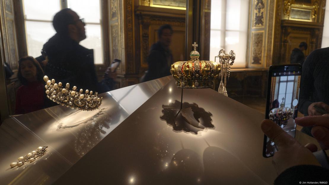 Bằng chứng mới trong vụ trộm bảo tàng Louvre: Tìm thấy hơn 150 mẫu ADN, camera ghi lại cảnh bất ngờ- Ảnh 2. Bằng chứng mới trong vụ trộm bảo tàng Louvre: Tìm thấy hơn 150 mẫu ADN, camera ghi lại cảnh bất ngờ- Ảnh 2.