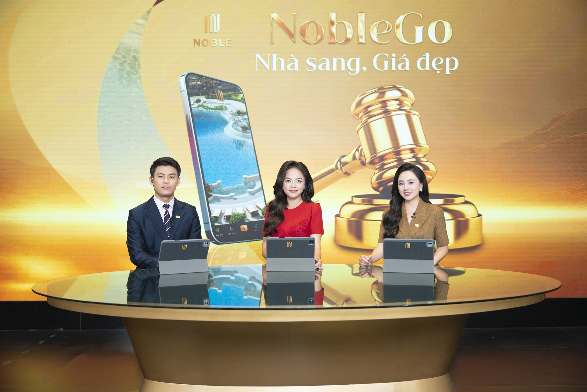 Bất ngờ nhà phố 100m² mặt đường nối Hoàng Quốc Việt kéo dài chốt deal 34 tỷ trên sóng livestream- Ảnh 1. Bất ngờ nhà phố 100m² mặt đường nối Hoàng Quốc Việt kéo dài chốt deal 34 tỷ trên sóng livestream- Ảnh 1.