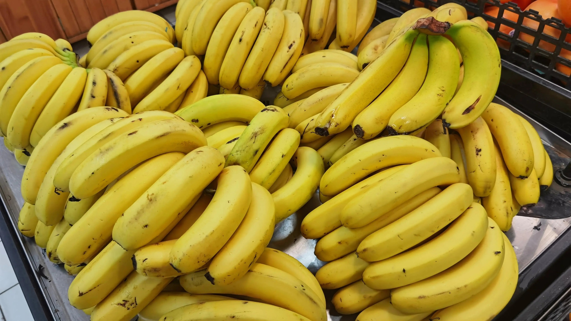 Đi chợ nên mua chuối cong hay chuối thẳng để đảm bảo chất lượng và an toàn- Ảnh 1. Đi chợ nên mua chuối cong hay chuối thẳng để đảm bảo chất lượng và an toàn- Ảnh 1.