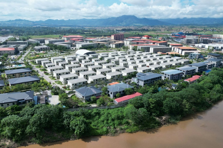 Đêm hỗn loạn ở biên giới Myanmar - Thái Lan: 700 người vượt sông tháo chạy khỏi 'đế chế lừa đảo' KK Park- Ảnh 1. Đêm hỗn loạn ở biên giới Myanmar - Thái Lan: 700 người vượt sông tháo chạy khỏi 'đế chế lừa đảo' KK Park- Ảnh 1.