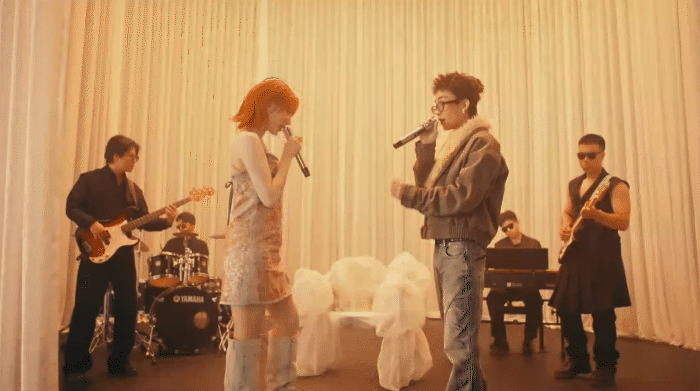 Ca khúc hot nhất Vpop lúc này: Cặp đôi cách nhau 14 tuổi hát cực tình, không MV tiền tỷ vẫn leo thẳng top 1!- Ảnh 2. Ca khúc hot nhất Vpop lúc này: Cặp đôi cách nhau 14 tuổi hát cực tình, không MV tiền tỷ vẫn leo thẳng top 1!- Ảnh 2.