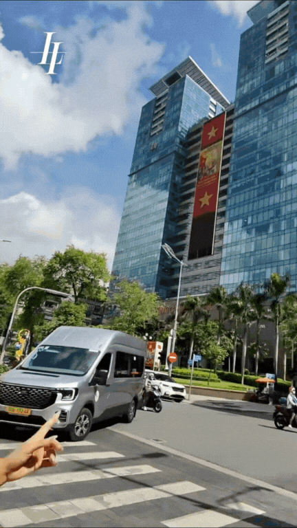 Căn chung cư 4 phòng ngủ giá 62 tỷ đồng khiến dân tình choáng váng: View thẳng ra Nhà thờ Đức Bà, riêng phòng khách đã rộng ngang 1 căn hộ tầm trung- Ảnh 1. Căn chung cư 4 phòng ngủ giá 62 tỷ đồng khiến dân tình choáng váng: View thẳng ra Nhà thờ Đức Bà, riêng phòng khách đã rộng ngang 1 căn hộ tầm trung- Ảnh 1.