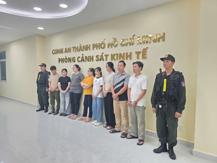Công an TP HCM bắt giám đốc Công ty Nguyên Hương- Ảnh 1. Công an TP HCM bắt giám đốc Công ty Nguyên Hương- Ảnh 1.