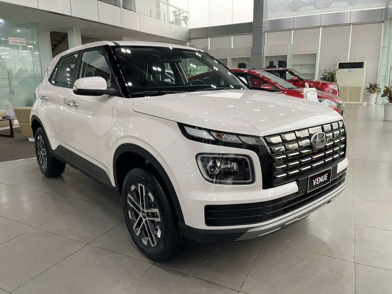 Không chỉ chính hãng, hàng loạt đại lý Hyundai giảm giá hàng chục triệu đồng cho cả i10, Venue…- Ảnh 2.