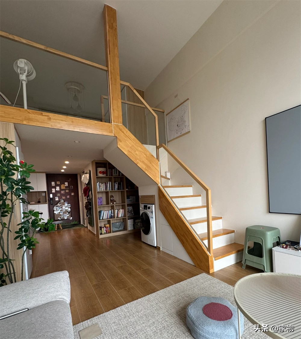 Căn hộ nhỏ 47m² nhưng sang như penthouse: Bí quyết nằm ở trần cao 4m và cửa sổ kính sát trần- Ảnh 1. Căn hộ nhỏ 47m² nhưng sang như penthouse: Bí quyết nằm ở trần cao 4m và cửa sổ kính sát trần- Ảnh 1.