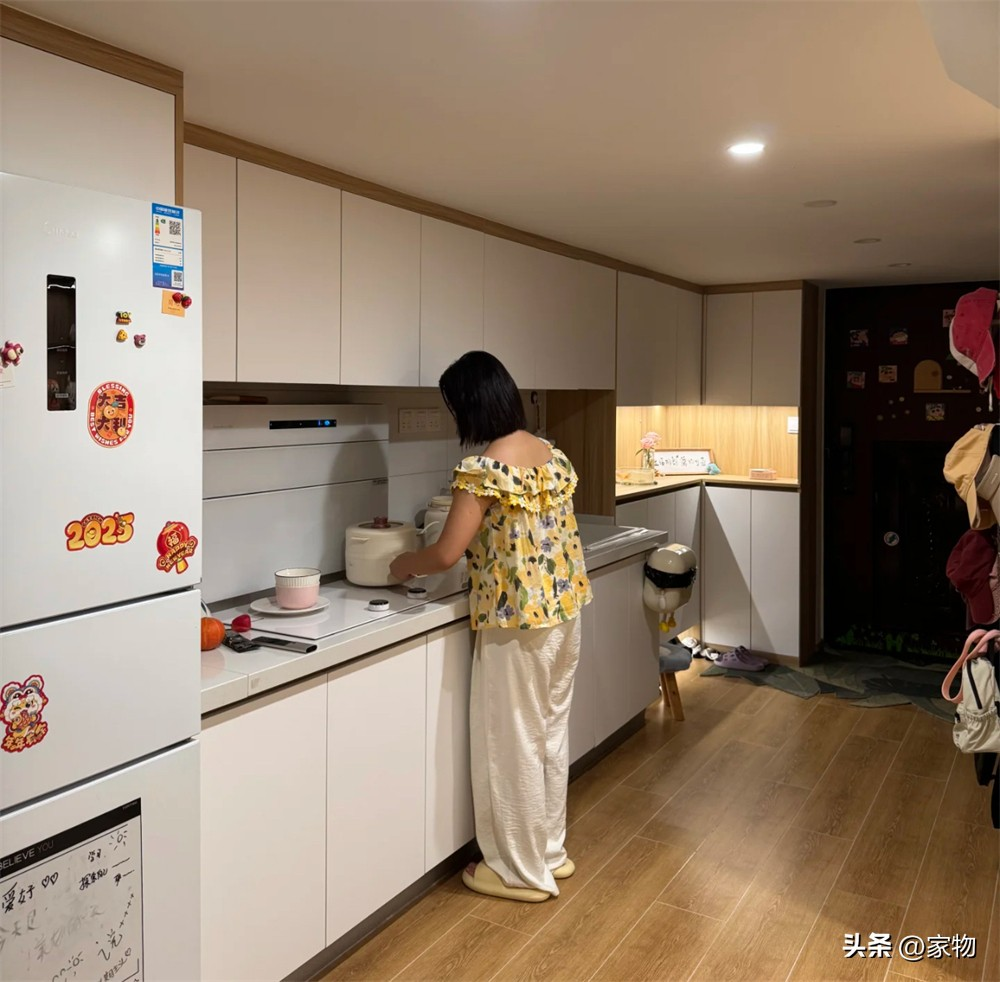 Căn hộ nhỏ 47m² nhưng sang như penthouse: Bí quyết nằm ở trần cao 4m và cửa sổ kính sát trần- Ảnh 6. Căn hộ nhỏ 47m² nhưng sang như penthouse: Bí quyết nằm ở trần cao 4m và cửa sổ kính sát trần- Ảnh 6.