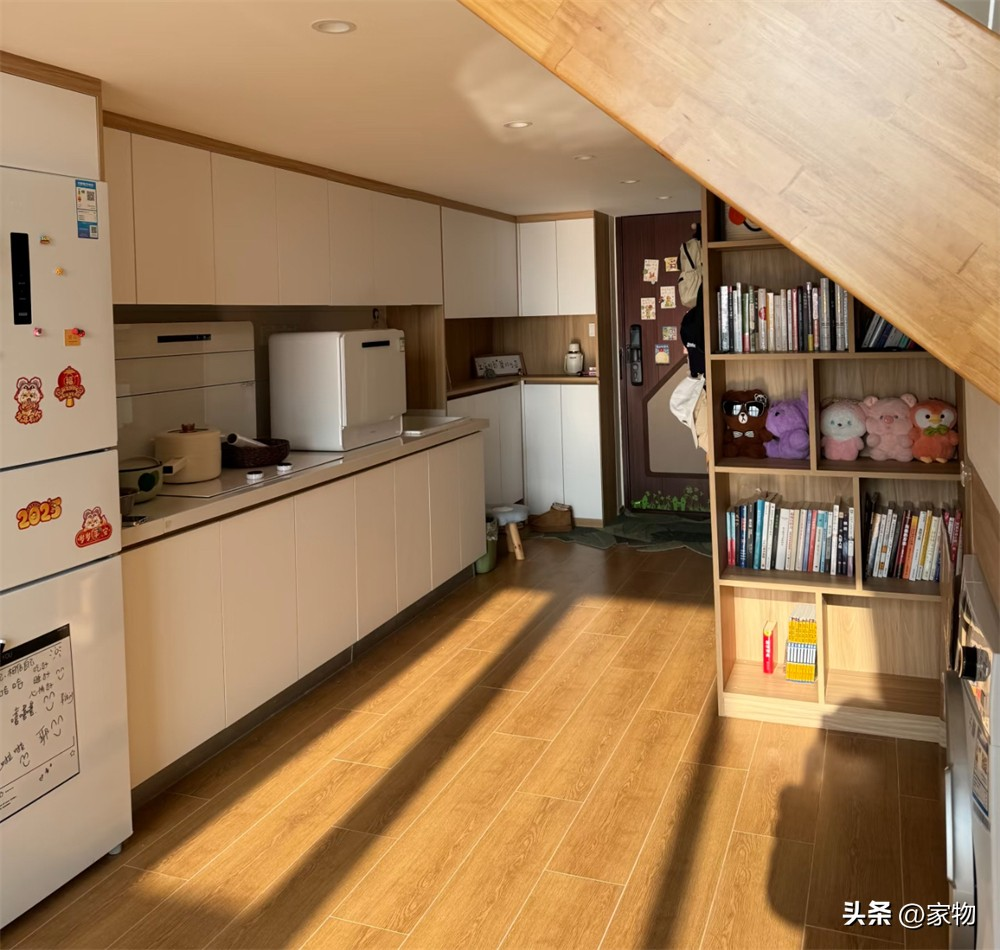 Căn hộ nhỏ 47m² nhưng sang như penthouse: Bí quyết nằm ở trần cao 4m và cửa sổ kính sát trần- Ảnh 5. Căn hộ nhỏ 47m² nhưng sang như penthouse: Bí quyết nằm ở trần cao 4m và cửa sổ kính sát trần- Ảnh 5.